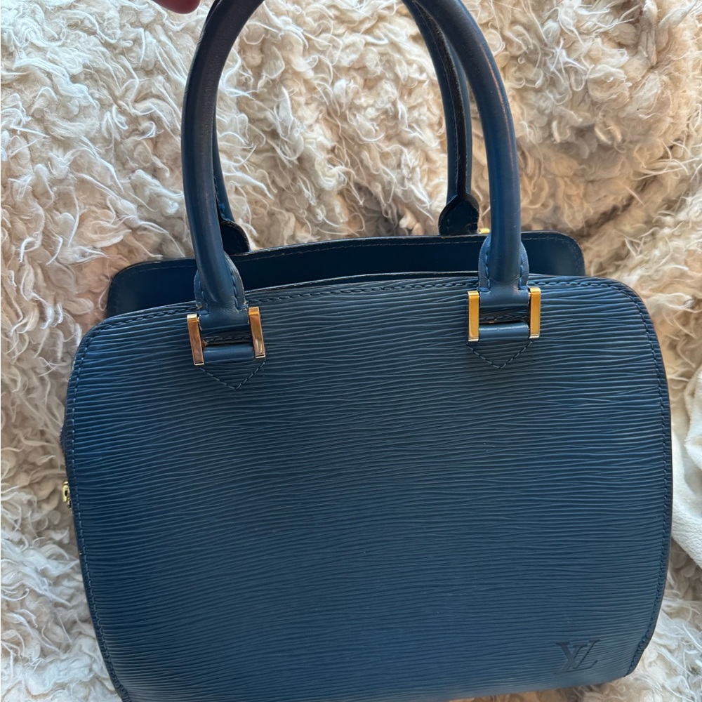 LV Epi blue Ml0999 authentic